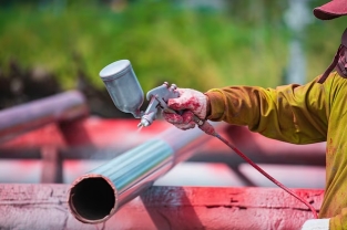 Pintura por máquina de pintura con pistola de aire